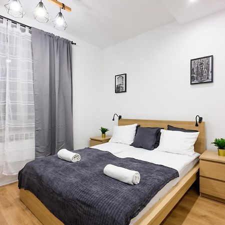 Cracow Rent Apartments: Spacious Stays Near Main Square Krakow Exterior photo